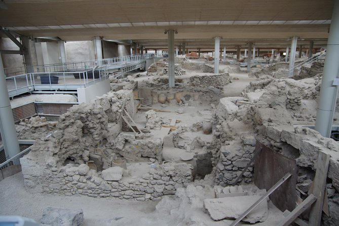 Archaeological Bus Tour to Akrotiri Excavations & Red Beach - Pacing, group size, and hearing your guide on a full bus