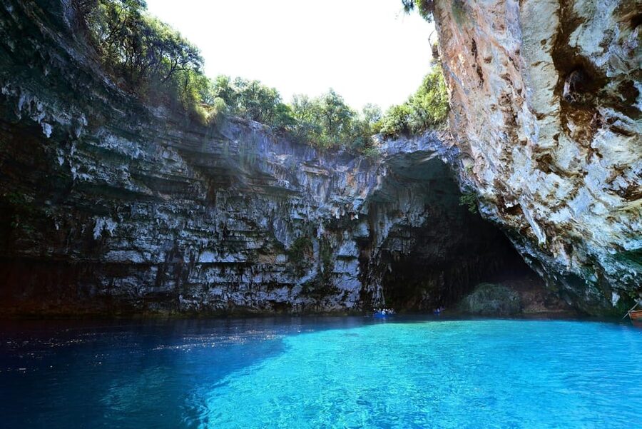 Argostoli: Melissani & Drogarati Cave Tour with Wine Tasting - The Vine Wine Tasting: Why the Last Stop Feels Like More Than a Souvenir
