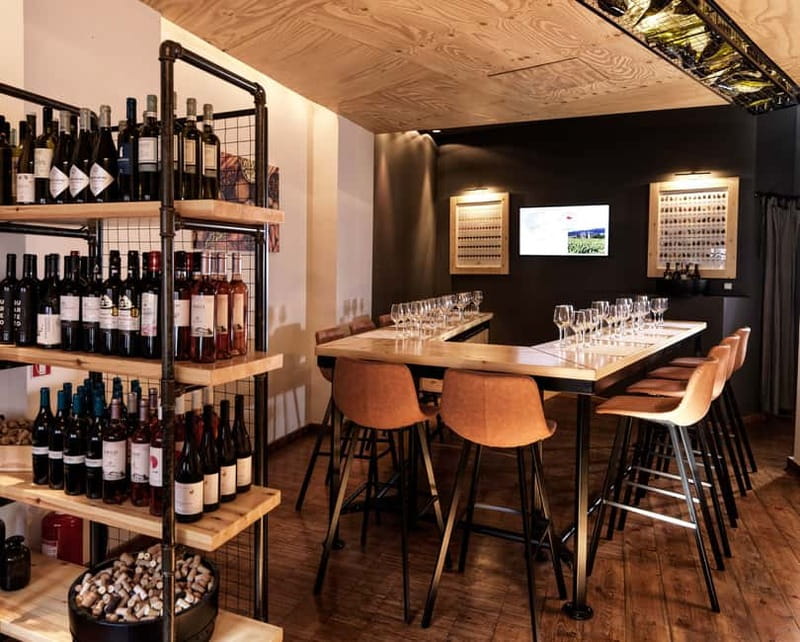 Athens: Acropolis Wine Tasting with Cheese and Olives - How the wine expert teaches you to taste like a grown-up