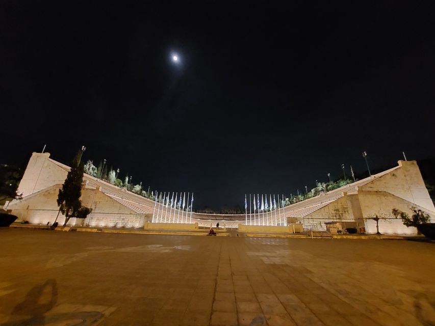 Athens: City Highlights Nighttime Walking Tour in Spanish - Price and value: what $28 really buys you in Athens