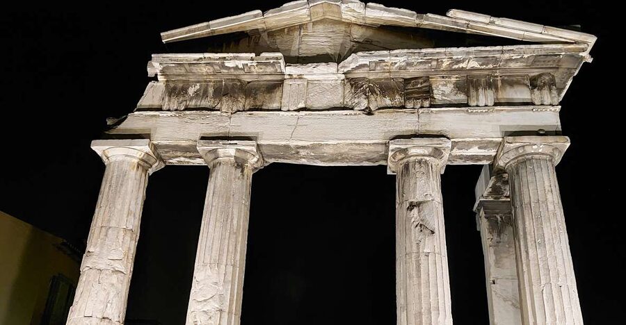 Athens: City Highlights Nighttime Walking Tour in Spanish - Meeting up by the National Library, where the route begins
