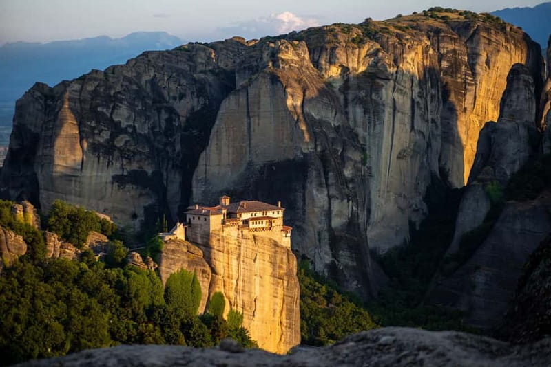 Athens: Meteora Monasteries, Hermit Caves & Seaside Escapes - The seaside payoff: Kamena Vourla brunch and sunset dinner by the waves