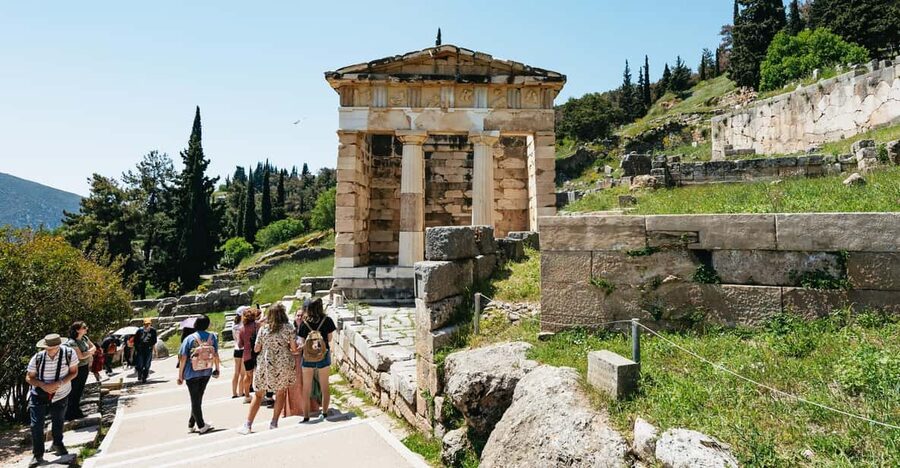 Athens: Mythology of Delphi, Museum and Arachova Guided Tour - Arachova on Mount Parnassus: Lunch, Shops, and a Mountain Village Stroll