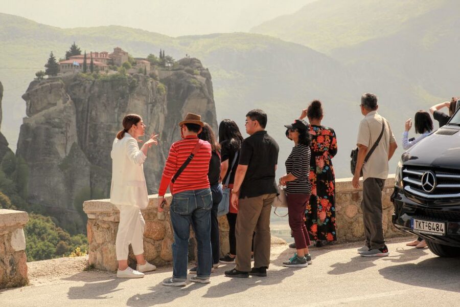 Athens to Meteora: Monasteries & Hidden Caves Bus Tour - From Athens to Kalampaka, what the drive feels like