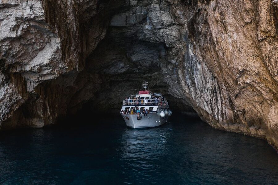 Corfu/Benitses/Lefkimmi: Paxos, Antipaxos, & Caves Cruise - Onboard Atmosphere: guide support, audio in many languages, and the bar