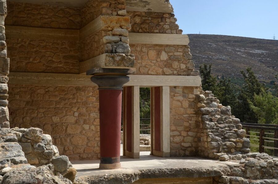 Crete: Knossos Palace & Heraklion Guided Tour - Entering Knossos Palace with a licensed guide