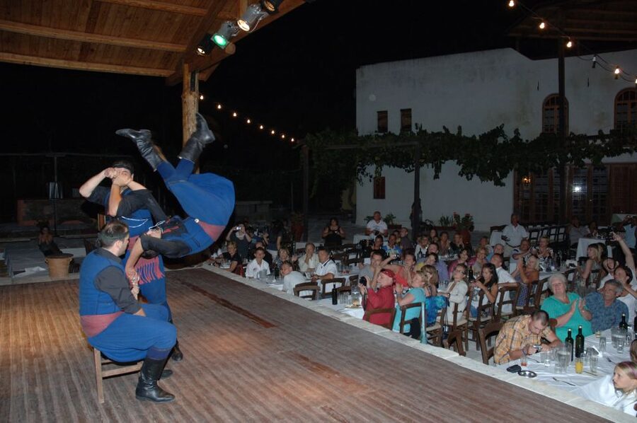 Crete: Traditional Dance Show and Buffet Dinner with Wine - Key things you’ll notice before you go