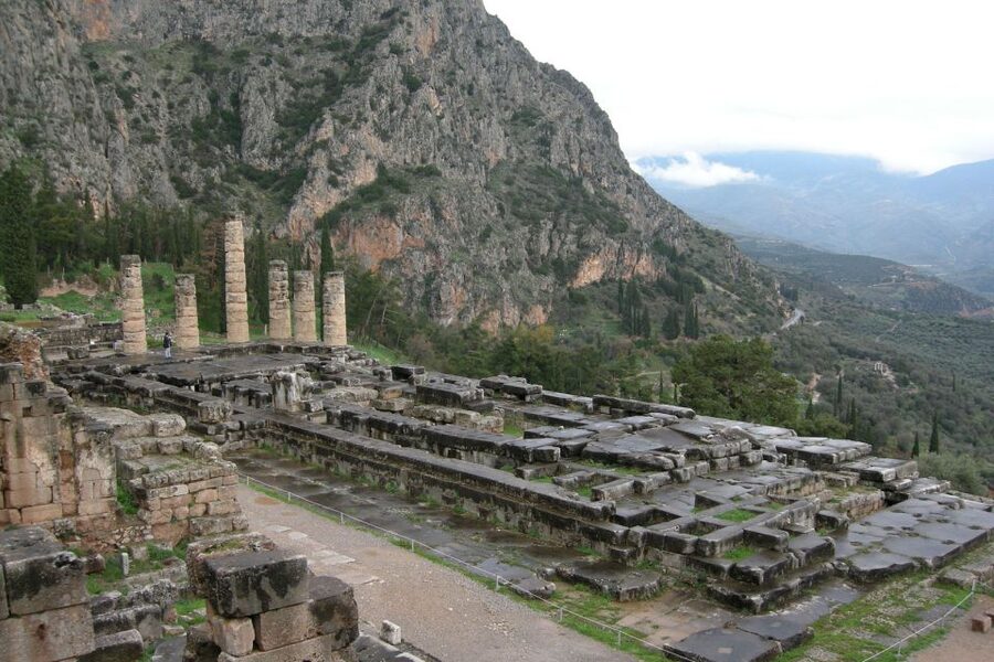 Delphi: Spanish guided one day tour - Delphi, the navel of the Earth, in Spanish