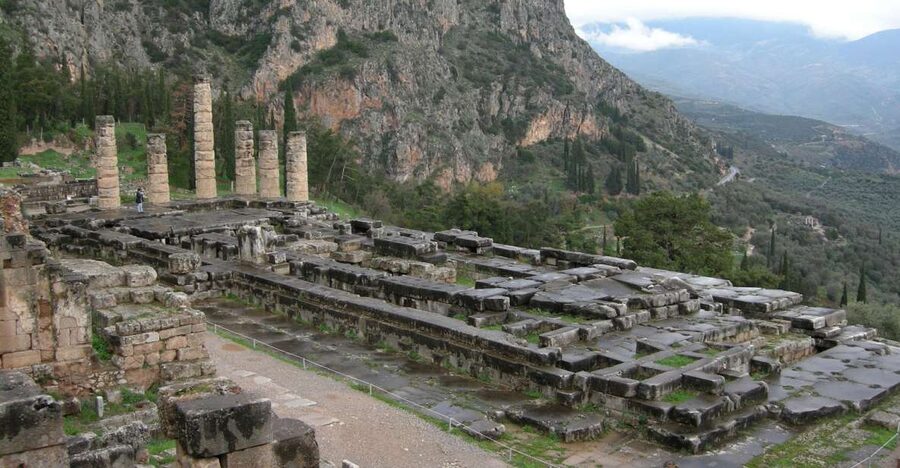 Delphi: Spanish guided one day tour - Arrival at Delphi: the big ideas before the stone