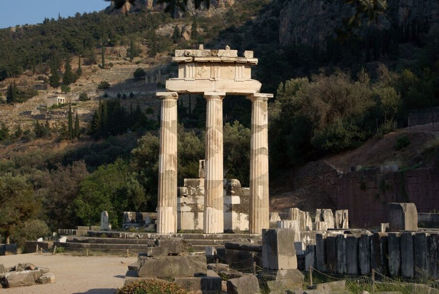 Delphi: Spanish guided one day tour - The drive from Athens, and why the timing matters