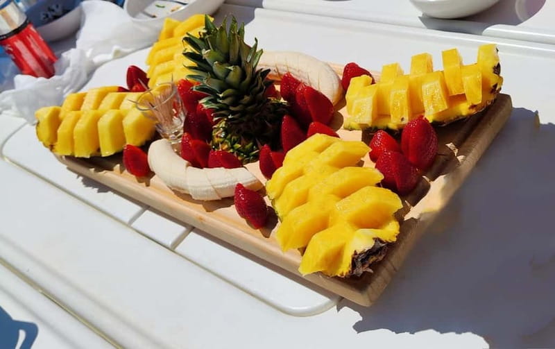 Dia Sailing Cruise With All-inclusive Meal And Drinks - The crew and captain: the friendly factor that makes the day run smoother