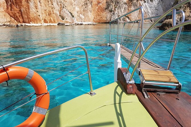 "Dreamy cruise"Daily Cruise from Argostoli harbour with a traditional Greek boat - The crew energy: friendly hosts with a light show, not a hard sell