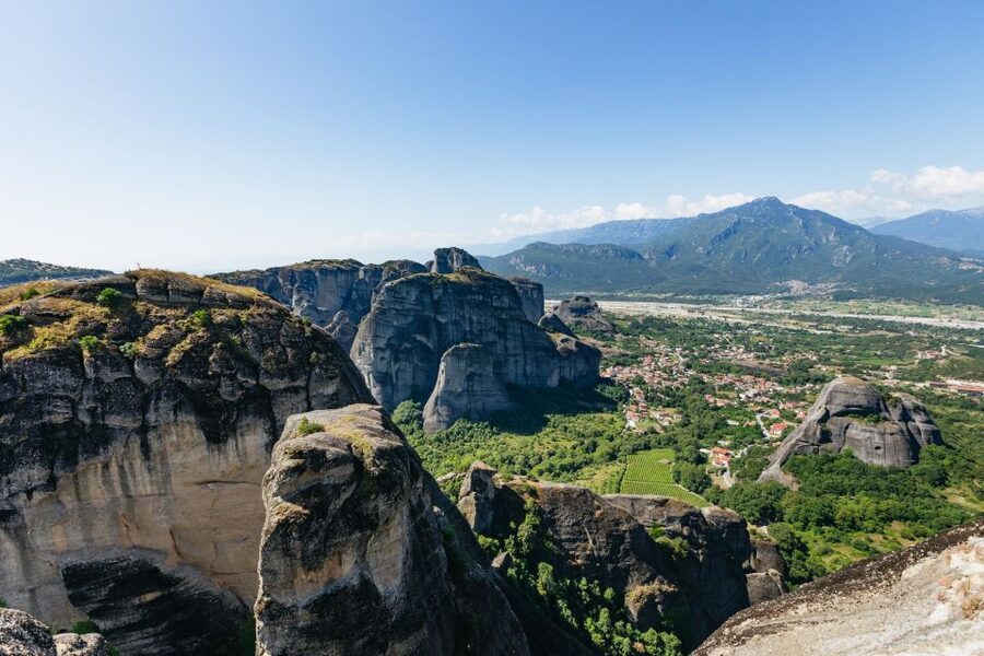 From Athens: Delphi and Meteora 2-Day Guided Tour - Thermopylae Stop on the Way Back: The Leonidas Monument Moment
