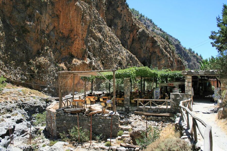 From Chania/Rethymno: Samariá Gorge Guided Hike with Pickup - Entering Samaria Gorge: the trail that rewards careful footsteps