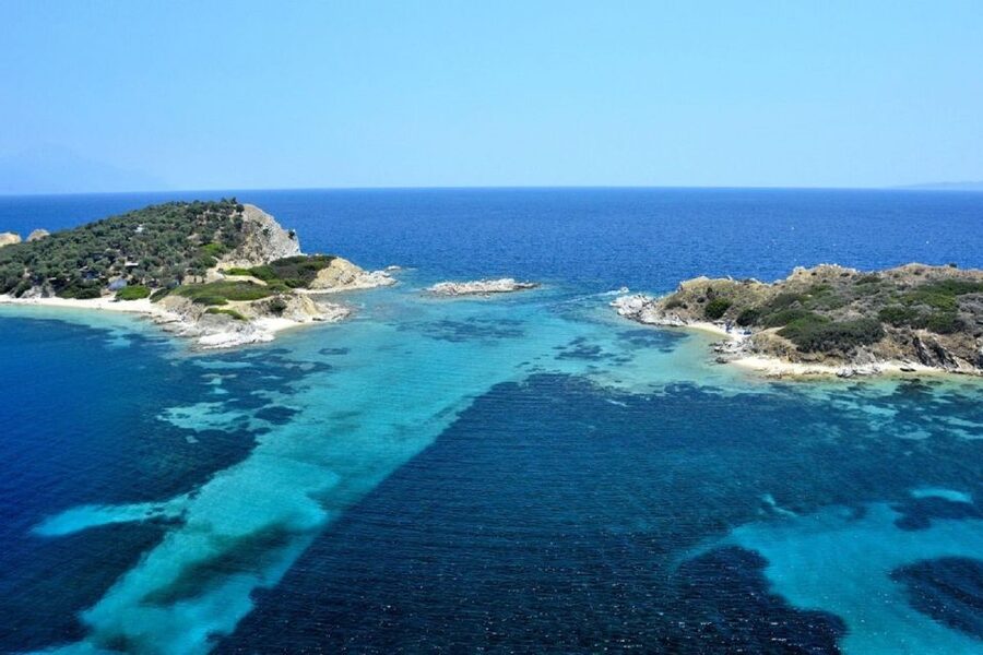 From Thessaloniki: Halkidiki Blue Lagoon Cruise - Boat time details: pirate-ship style, spaces to sit, and bars onboard