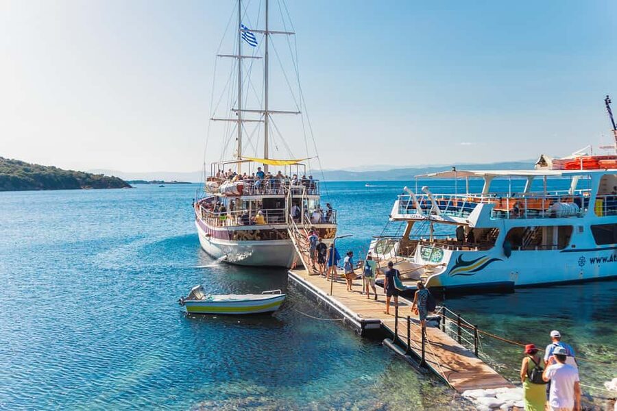 From Thessaloniki: Halkidiki Blue Lagoon Cruise with Lunch - Ammouliani village and the traditional harbor stop