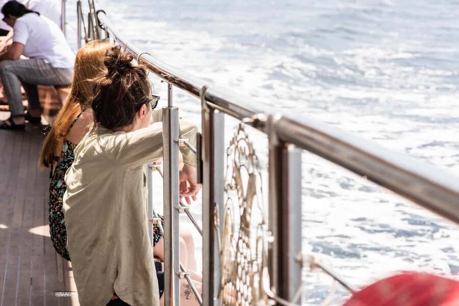 From Thessaloniki: Halkidiki Blue Lagoon Cruise with Lunch - Crew energy, onboard logistics, and the “crowded boat” question