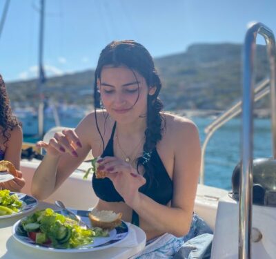 Dia Island Sailing Cruise with Snorkeling