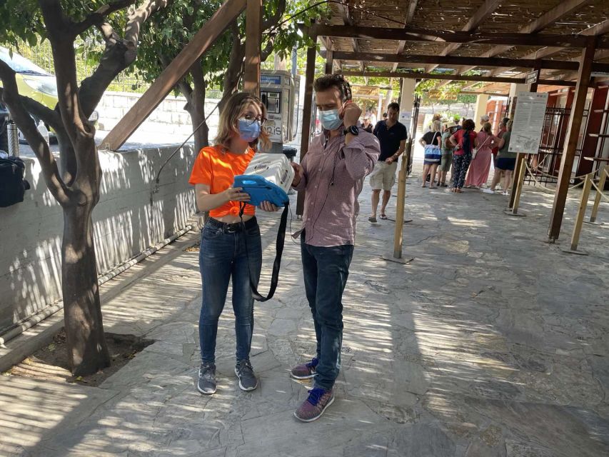 Heraklion: Palace of Knossos 3D Virtual Audio Tour by Tablet - Entering the palace grounds with the right setup (tablet, sun shield, headphones)