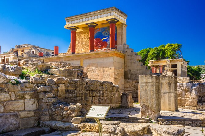 Hop-On Hop-Off Sightseeing Bus Tour in Heraklion - City Center Museum and the Plateia Eleftherias Stop