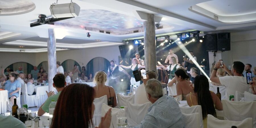 Kamari: Greek Show, Buffet Dinner, and Drinks at Dimitris - Atmosphere and Comfort: The Upscale Feel, the Real Caveats