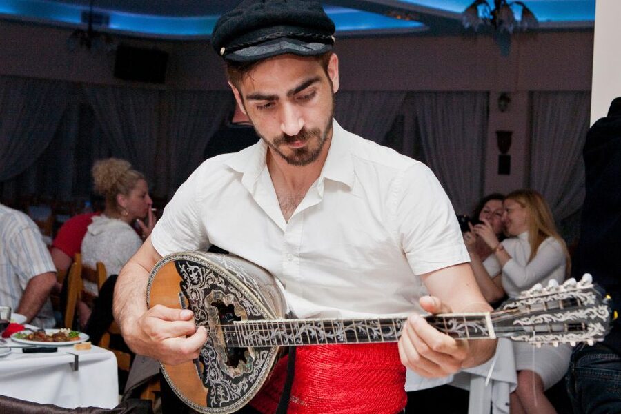 Kamari: Greek Show, Buffet Dinner, and Drinks at Dimitris - Audience Participation and Dance Lessons: How to Join Without Overthinking