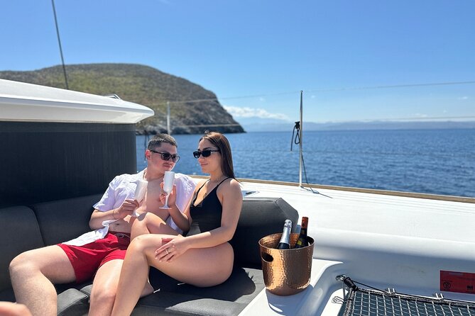 Luxury Catamaran Cruise, Dia Island -Open Bar & Lunch -Top Rated! - The Crew and Service: Pro, Friendly, and Focused on Comfort