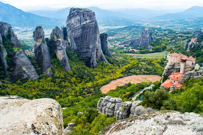 Meteora Full Day Private Tour from Athens including Lunch - Leonidas Monument: the quick checkpoint on the return drive