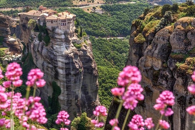 Meteora Monasteries Private Full Day Trip From Athens - Kastraki village lunch stop: Greek food that breaks up the day