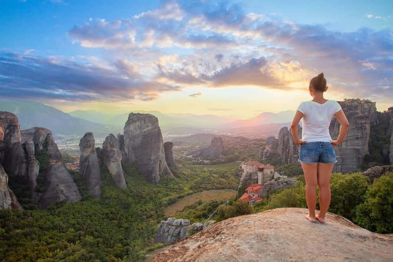 Meteora: Sunset Small Size Tour with Monasteries & Caves - Kastraki photo stop to Holy Trinity: your quick start into the rocks