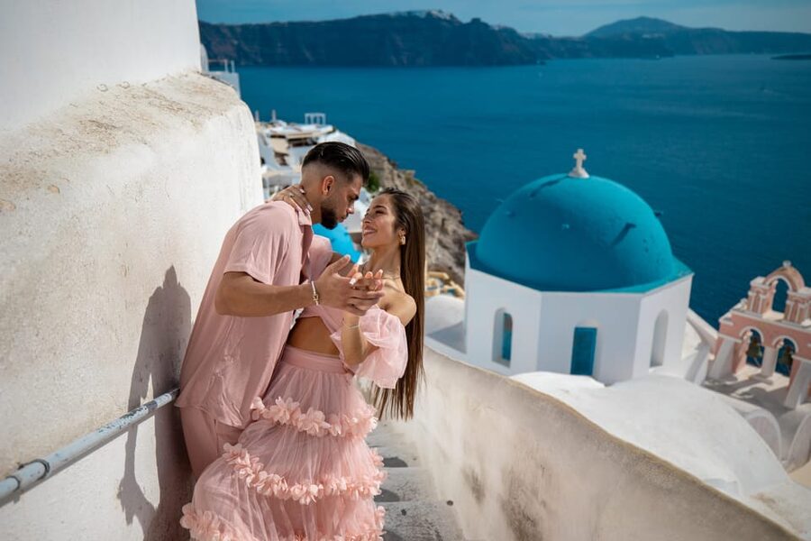 Oia: Couple photoshoot with 30 edited Photos - Your Timing in Oia, How the Shoot Flows, and Why It Matters
