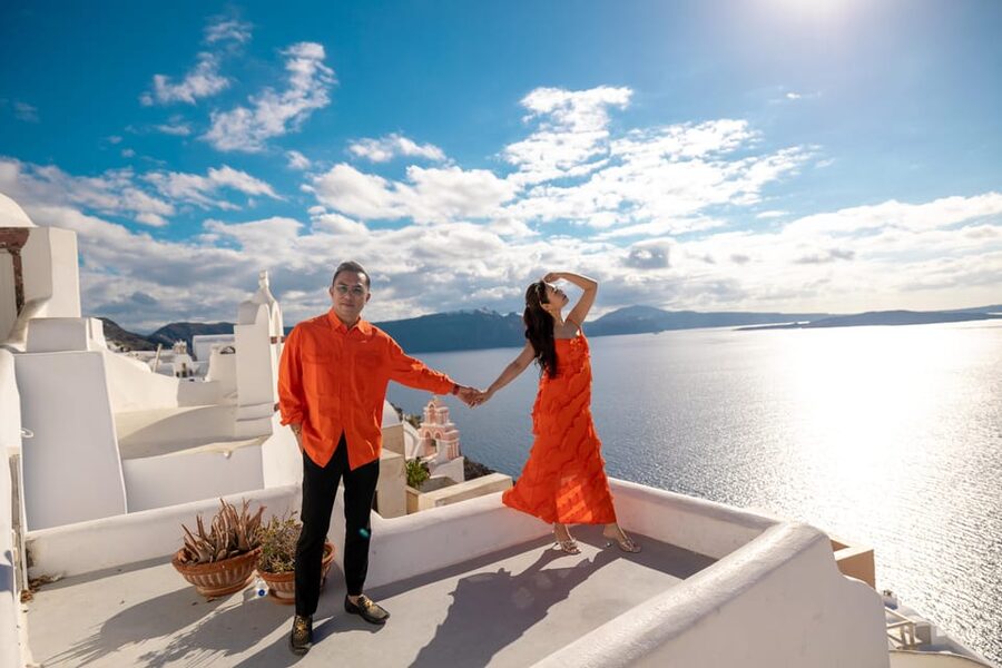Oia: Couple photoshoot with 30 edited Photos - Skip the Lines and Find Space for Better Photos