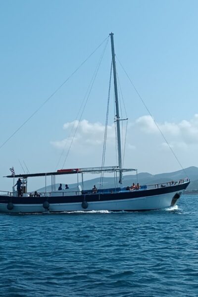 Paros Antiparos: Full-Day Boat Tour with Lunch & Drinks