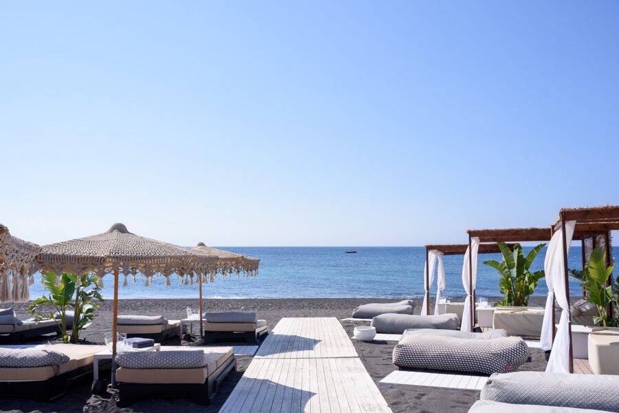 Perivolos Beach: Sun-Bed Experience FortyOne Bar Restaurant - The day flow at FortyOne, from 10:00 AM beach service to an unhurried finish