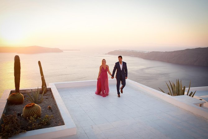 Personal Travel and Vacation Photographer Tour in Santorini - Oia’s main street: photos with famous scenery, minus the guessing