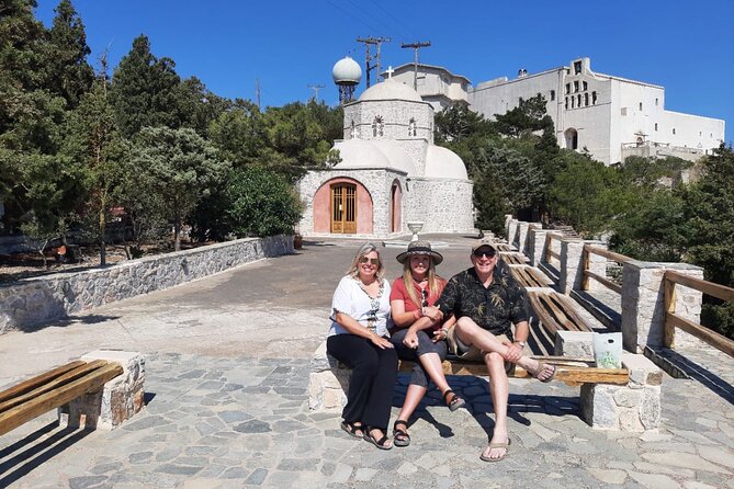 Private Classic Santorini Panorama: Visit the most popular destinations! - Megalochori traditional village: cave houses and quiet lanes