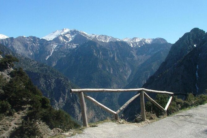 Samaria Gorge Hiking from Chania with Professional Hiking Guide - Entering Samaria Gorge: the 600 steps and the Iron Gates effect