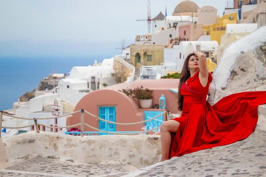 Santorini: 40-minute Photoshoot in Oia - Who should book this Oia photoshoot, and who might skip it