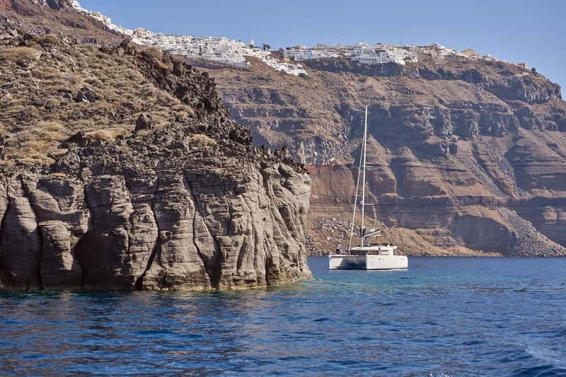 Santorini: Caldera Classic Catamaran Cruise w/ Meal & Drinks - Mésa Pigádia: snorkeling with colorful fish energy