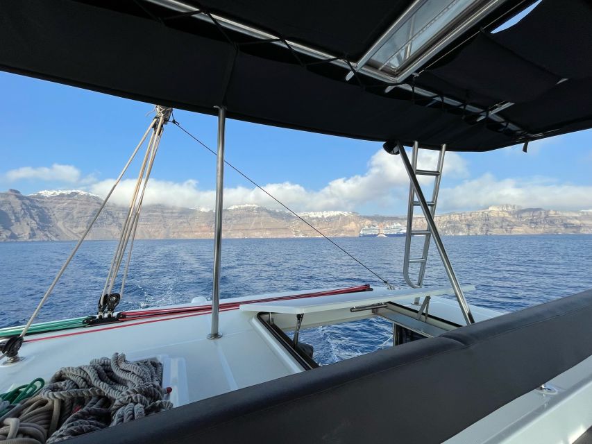 Santorini Catamaran Cruise with Swimming, Meal and Open Bar - Palea Kameni Hot Springs: Warm Water in a Volcanic Setting