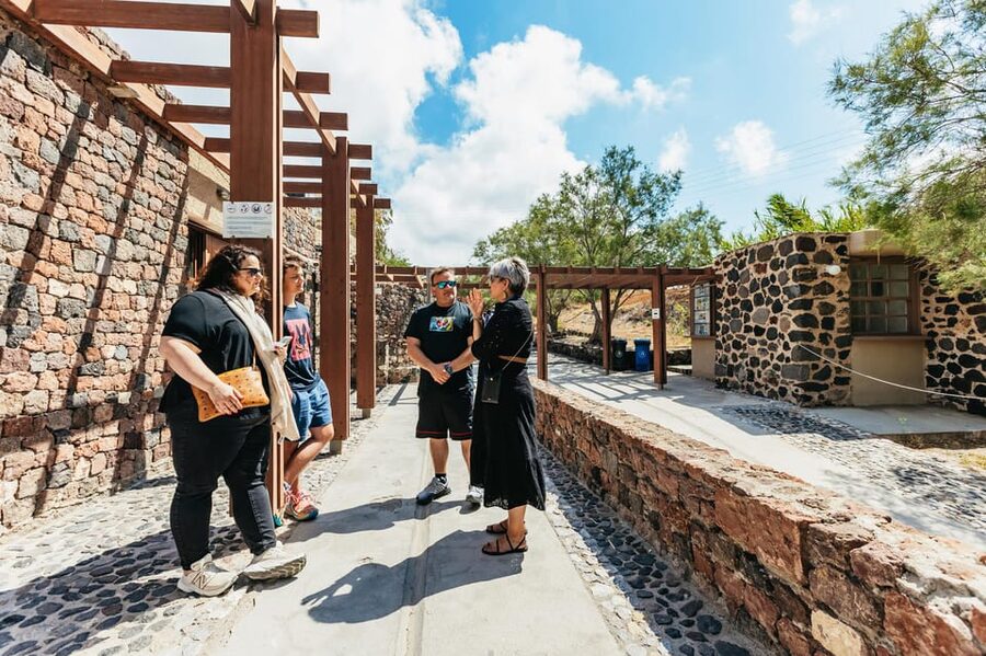Santorini: Experience Akrotiri with a Licensed Tour Guide - Kitchens, toilet facilities, and everyday planning