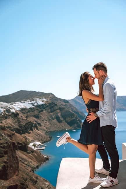 Santorini: Oia Private Couple Photoshoot with 35 Photos - Why Oia or Imerovígli looks better with a photographer’s plan