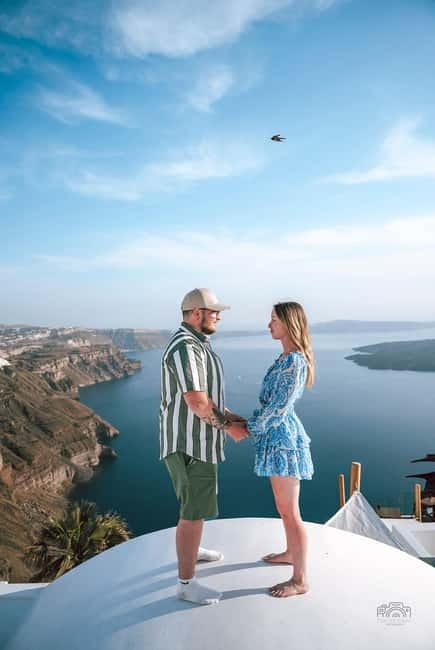 Santorini: Oia Private Couple Photoshoot with 35 Photos - Your 35 edited photos: delivery and what is included