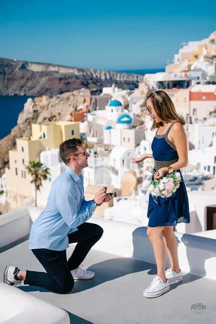 Santorini: Oia Private Couple Photoshoot with 35 Photos - Should you book this Santorini private couple photoshoot?