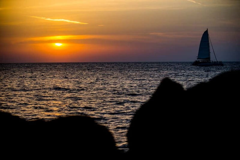 Santorini: Private Catamaran Cruise with BBQ Meal and Drinks - White Beach, Red Beach, and the captain’s choice on where to anchor