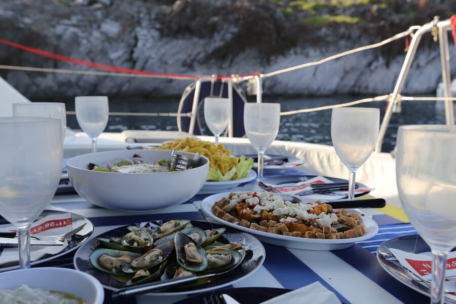 Santorini: Private Catamaran Cruise with Food & Drinks - Mésa Pigádia: Snorkeling, Sunset Timing, and the Best Stretch of the Day