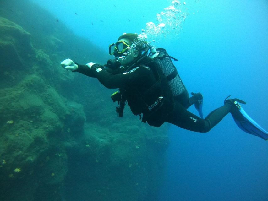Santorini: Scuba Diving Experience in Caldera for Beginners - Getting Kitted and Learning Underwater Hand Signals
