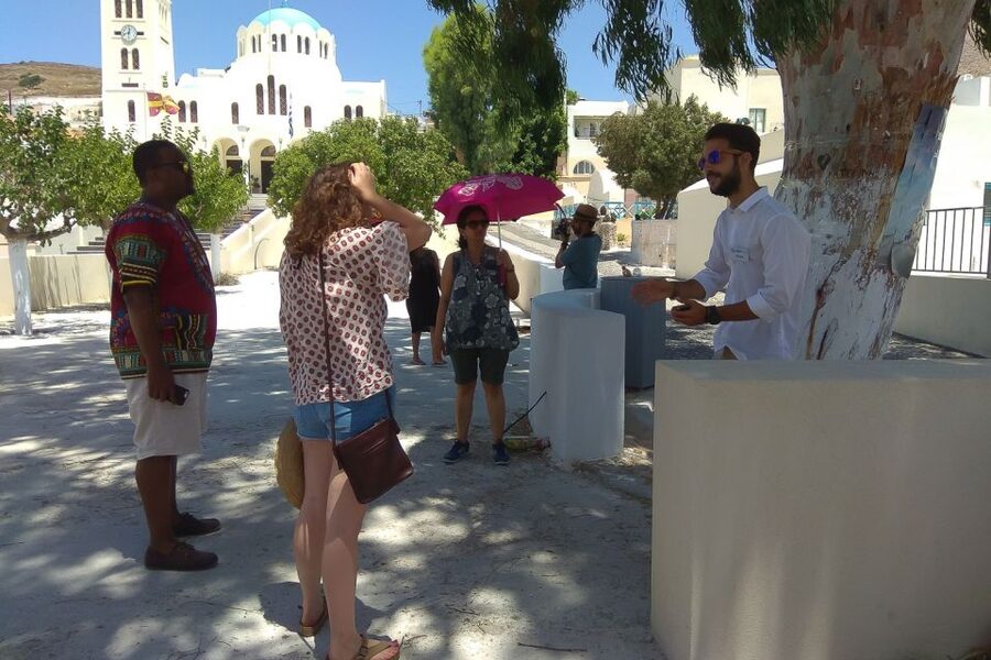 Santorini: Traditional Sightseeing Bus Tour with Oia Sunset - Pickup points across Santorini, and why being on time matters