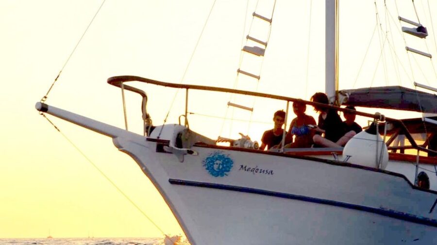 Santorini: Traditional Wooden Boat Tour with Meal and Wine - Getting to Vlychada and stepping onto the wooden boat