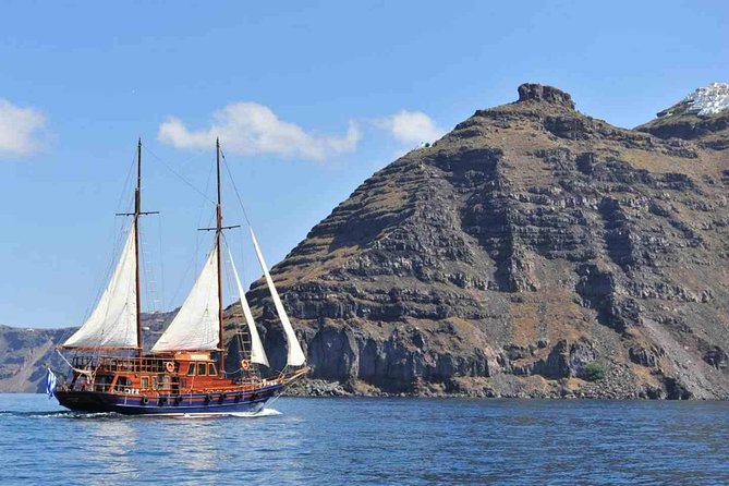 Santorini Volcanic Islands Cruise: Volcano,Hot Springs,Thirassia and Oia Sunset - Stop-by-stop: your time on Santorini Volcano, Nea Kameni, and Palea Kameni